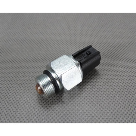 CZUJNIK WSTECZNEGO BIEGU 6...